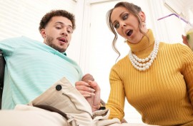 Порно ходит с игрушкой в попе