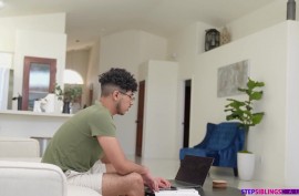 Порно с сексуальной с красивыми сиськами красоткой