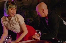 Разделась за деньги