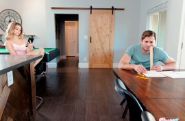 Секс с милашкой в юбке