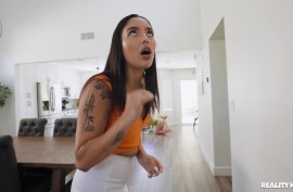 Толстушка курит и дрочит