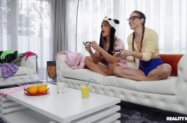 Порно уломал сестру на секс