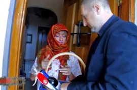 Порно бабушка на коленях