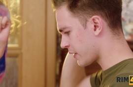 Порно видео транс кончает в писю девушке