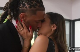 Порно транс в чулках на дилдо