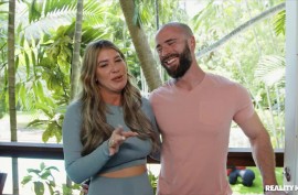 Сосет через дырку