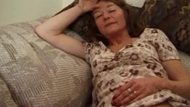 Зрелую суку поебал пузатый мужик